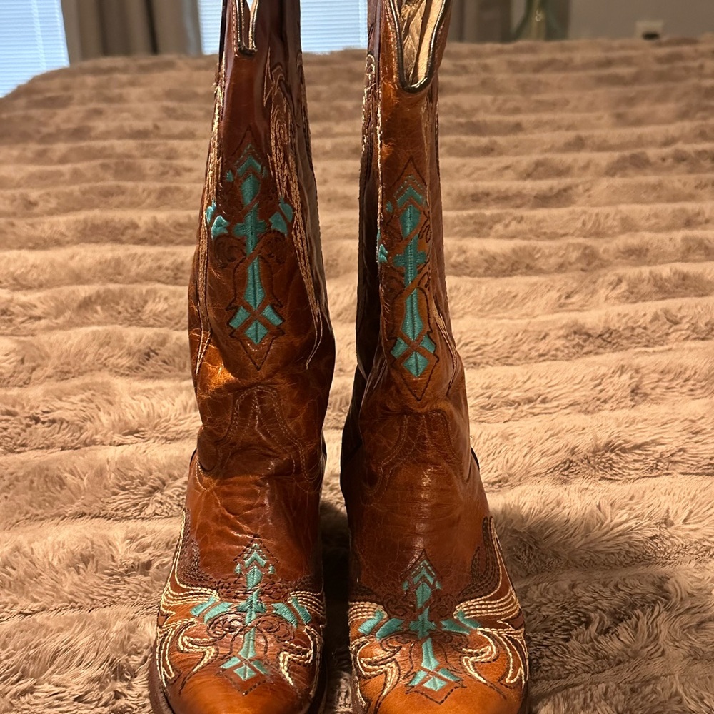 CIRCLE G Brown and Turquoise Western Boots